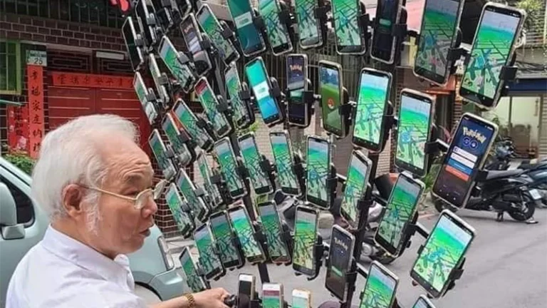 Um homem de 73 anos que joga usando 70 smartphones joga Pokémon GO